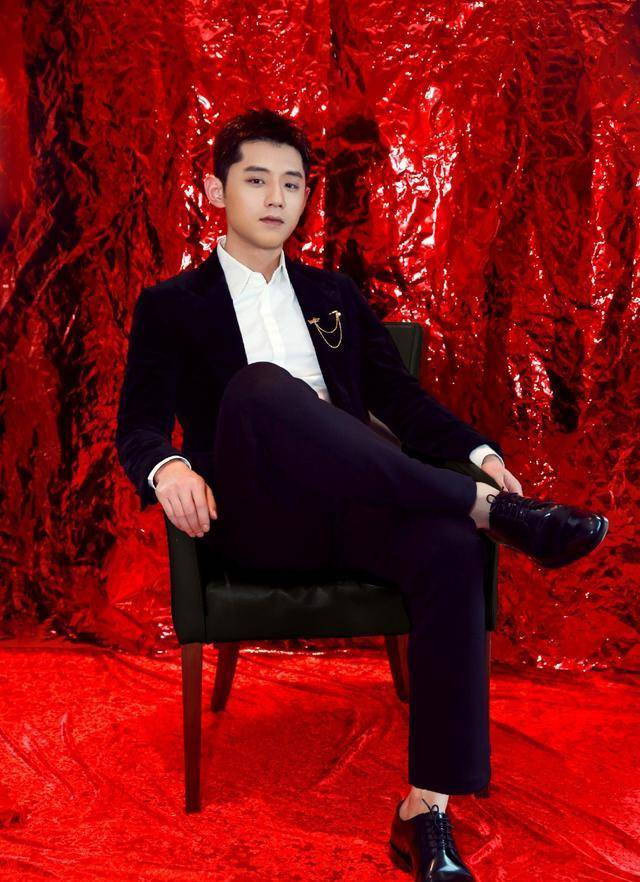 张继科现身元宵晚会穿白色衬衫配丝绒西装翘起二郎腿帅气十足