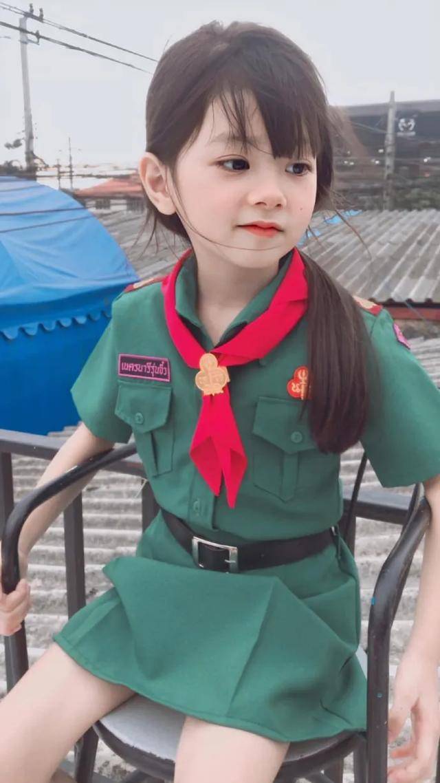 还拍摄了一组童子军服装的照片的爆红网络.