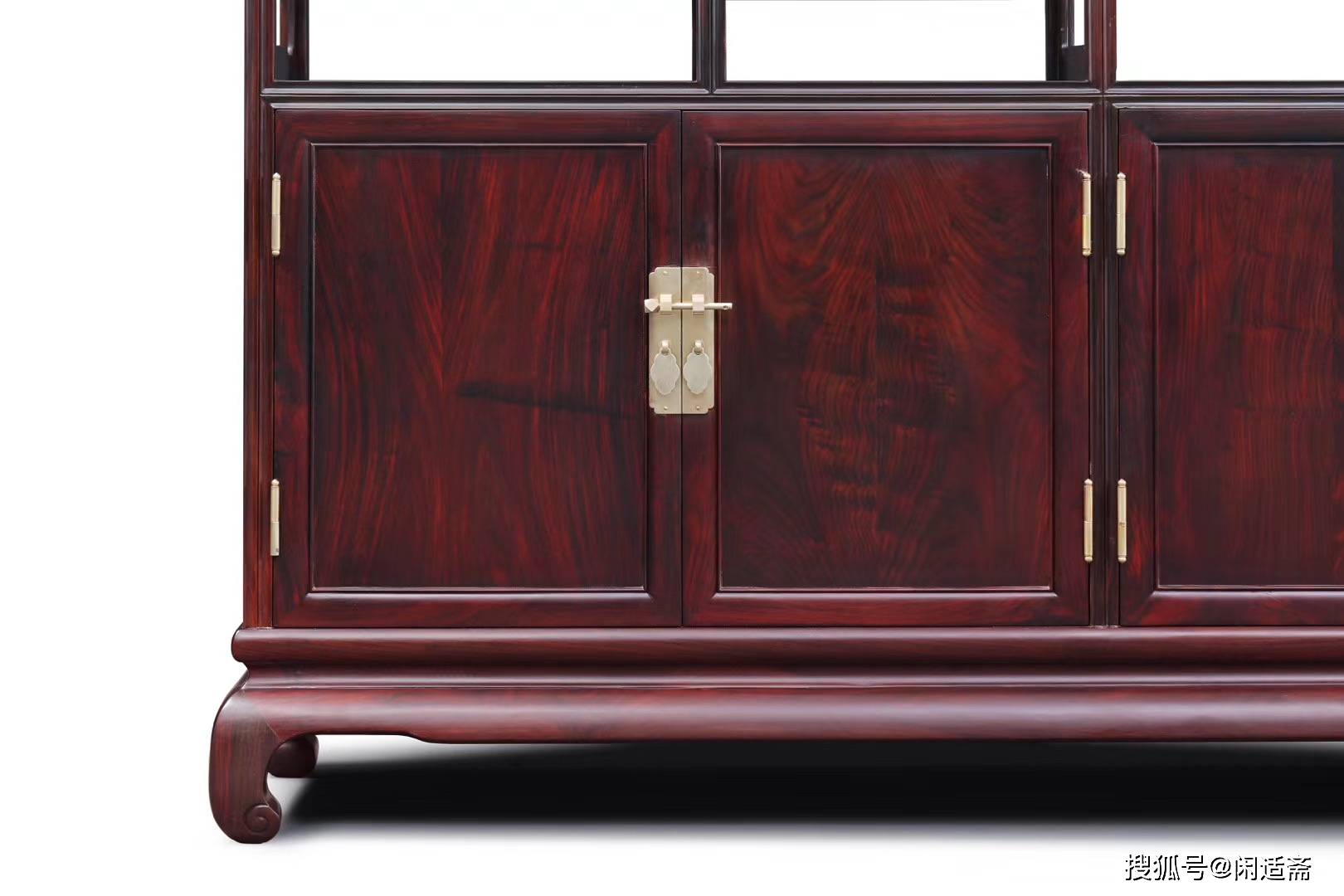 博古架以大红酸枝为质,通体光素,不施雕琢,上部分割成多个不规则格层