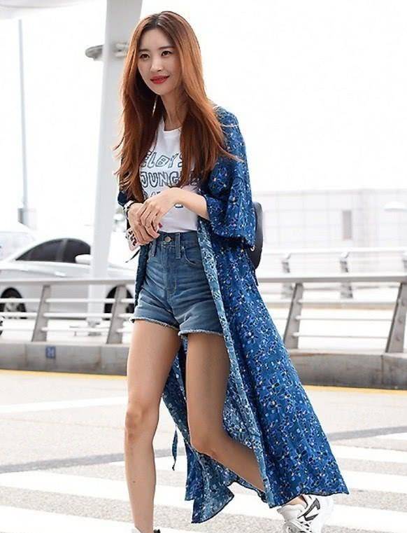 不过有着一双大长腿的李宣美这次却被她的鞋子抢走了镜头,她脚上的这