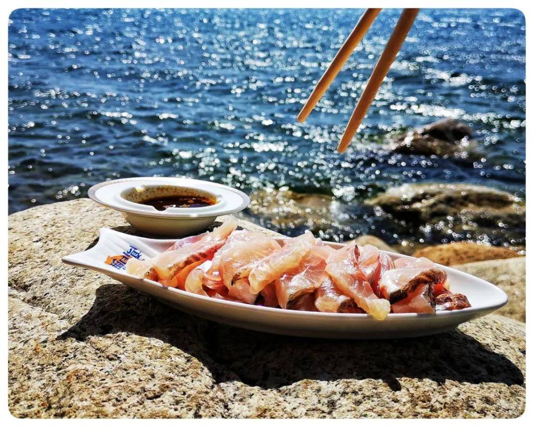 高白鲑刺身:水晶盘上满铺冰块,鱼肉其上,片片厚薄大小无差.