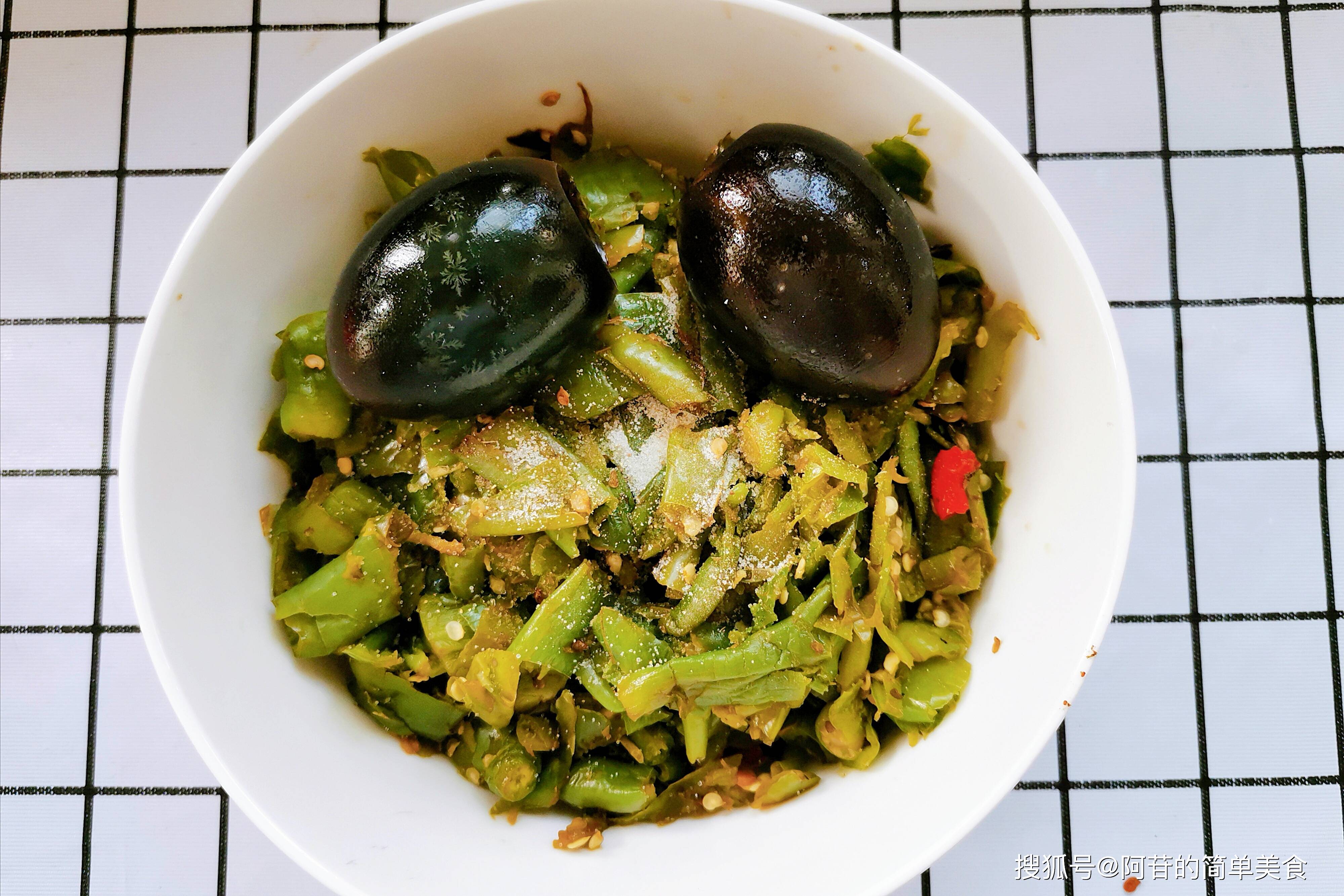 超简单的擂辣椒拌皮蛋吃过后齿颊留香越吃越想吃