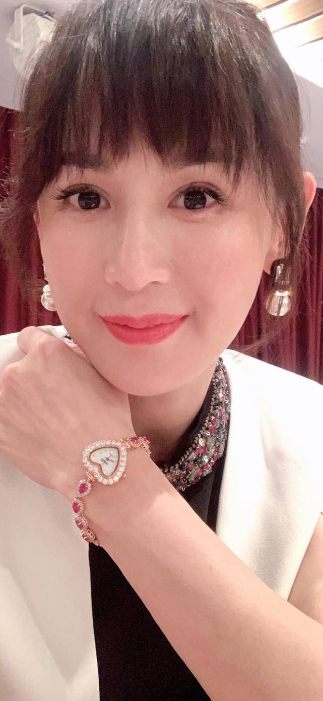 但是女儿也想到美国读书,这让郑仲茵直呼:"美国的消费太吓人,负担不起