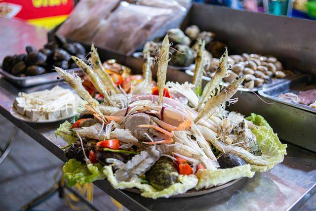 下龙湾靠海,海鲜自然是无敌便宜加无敌新鲜,夜市上有许多的海鲜大排档