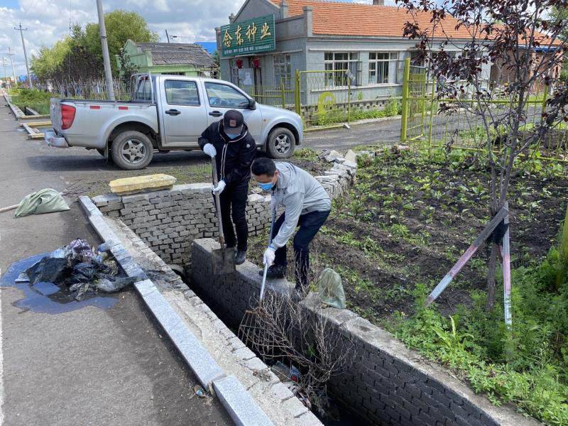 黑龙江依安县解放乡开展党员干部环境清理迎七一活动