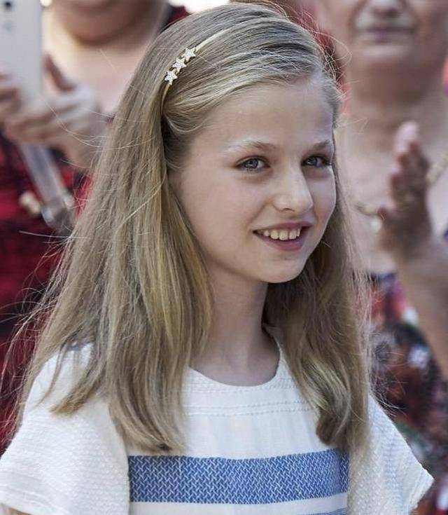 15岁的西班牙王储莱昂诺尔公主成最美继承人这腿也太长了