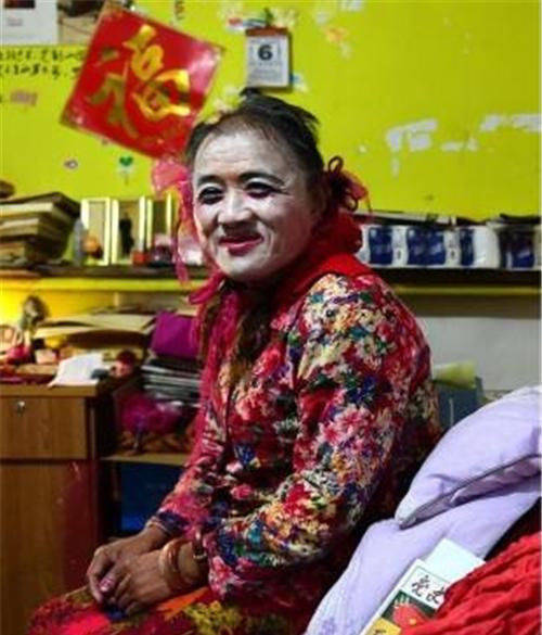 66岁拾荒老人男扮女装16年,浓妆艳抹扎辫子,他这么做是为什么?