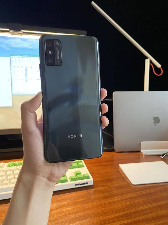 侧面指纹识别,同时荣耀x10 max还拥有对称式双扬声器以及多功能nfc