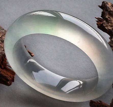 玻璃种翡翠玉最大的特点是透明度最高,几乎到了全透明! 玻璃种翡翠玉最大的特点是透明度最高,几乎到了全透明!