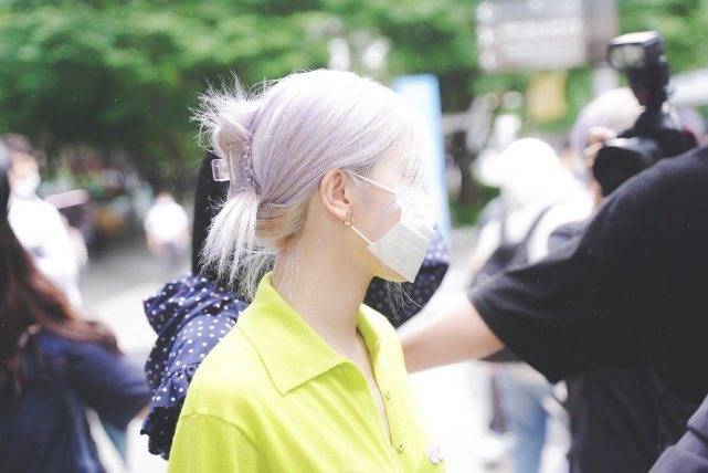 原创澳洲玫瑰朴彩英下班照戴口罩都遮不住高颜值绝了