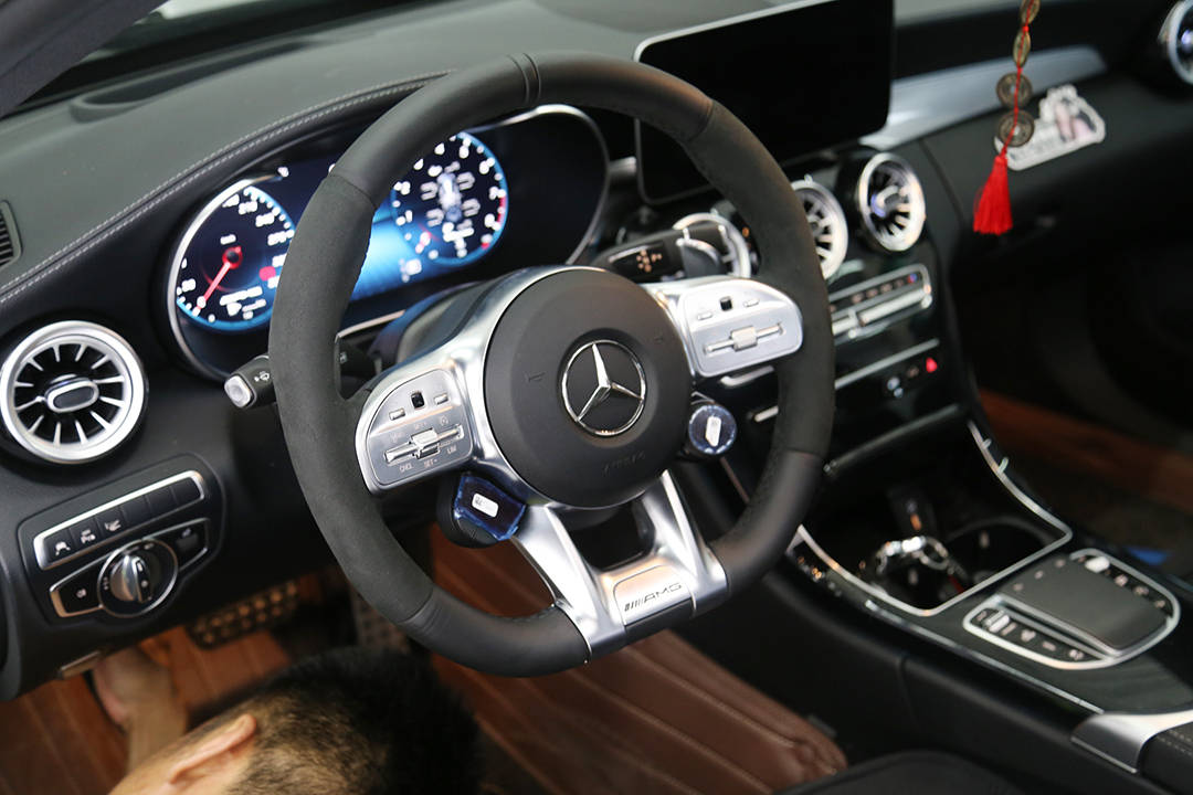 大鲁玩车奔驰c63给方向盘加了一对蛋蛋学名oled操控单元液晶控制旋钮