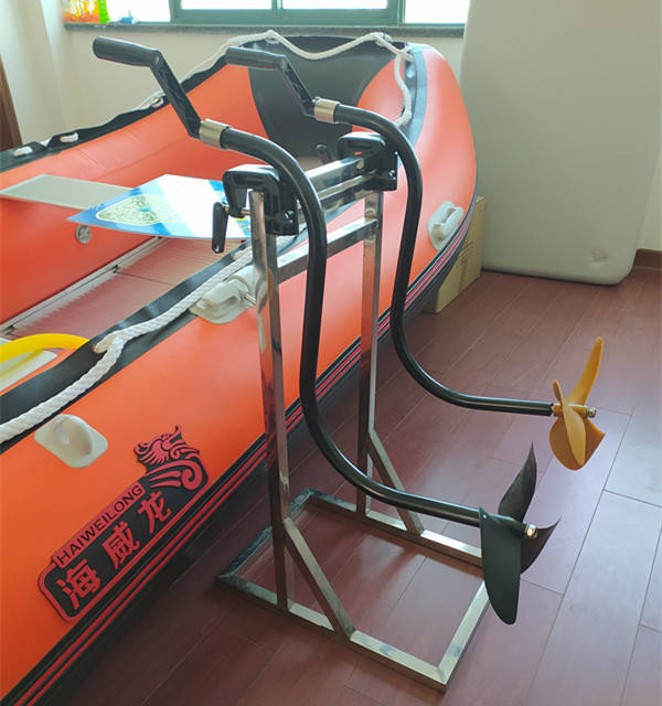 手摇推进器一直用在小的充气船上,作为环保动力,不烧油,不用电,只要几