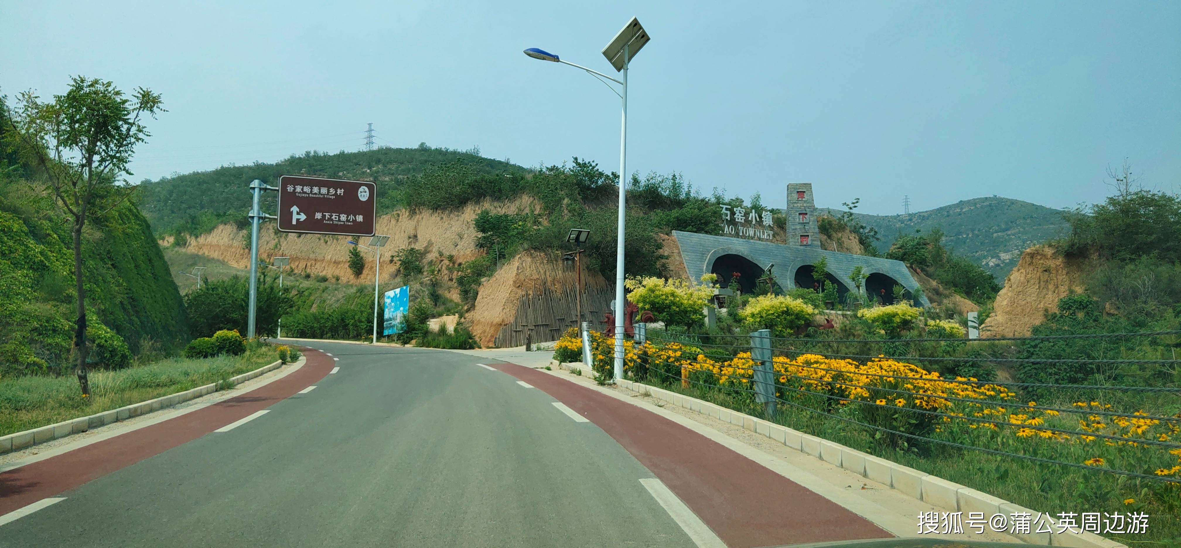 驶入腾飞路后,公路两边的景色开始美丽起来,不过道路变窄,车辆和行人