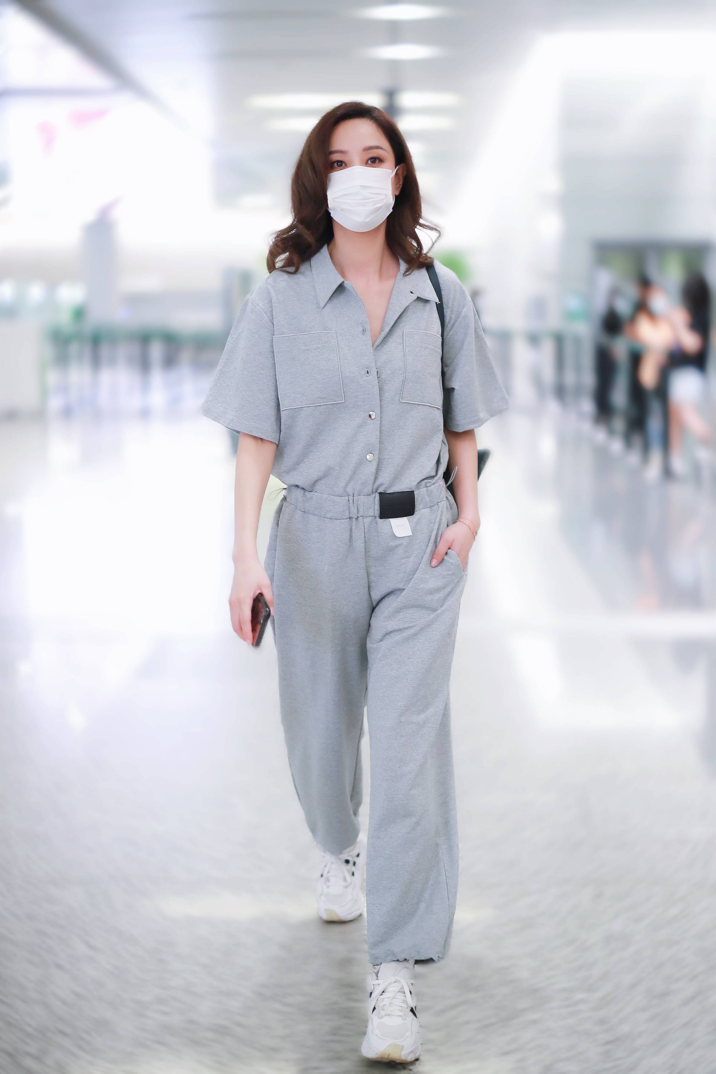 "浪姐"郑希怡穿工装裤超a 单手插兜快走美又飒