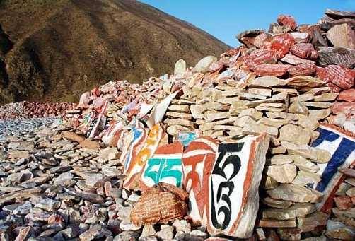 世界上最大的玛尼石堆玉树新寨嘉那玛尼石堆又见朝圣者