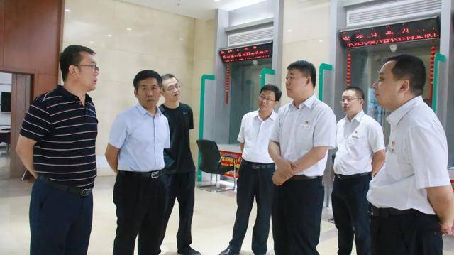 高海清一行莅临兴县农商行视察工作