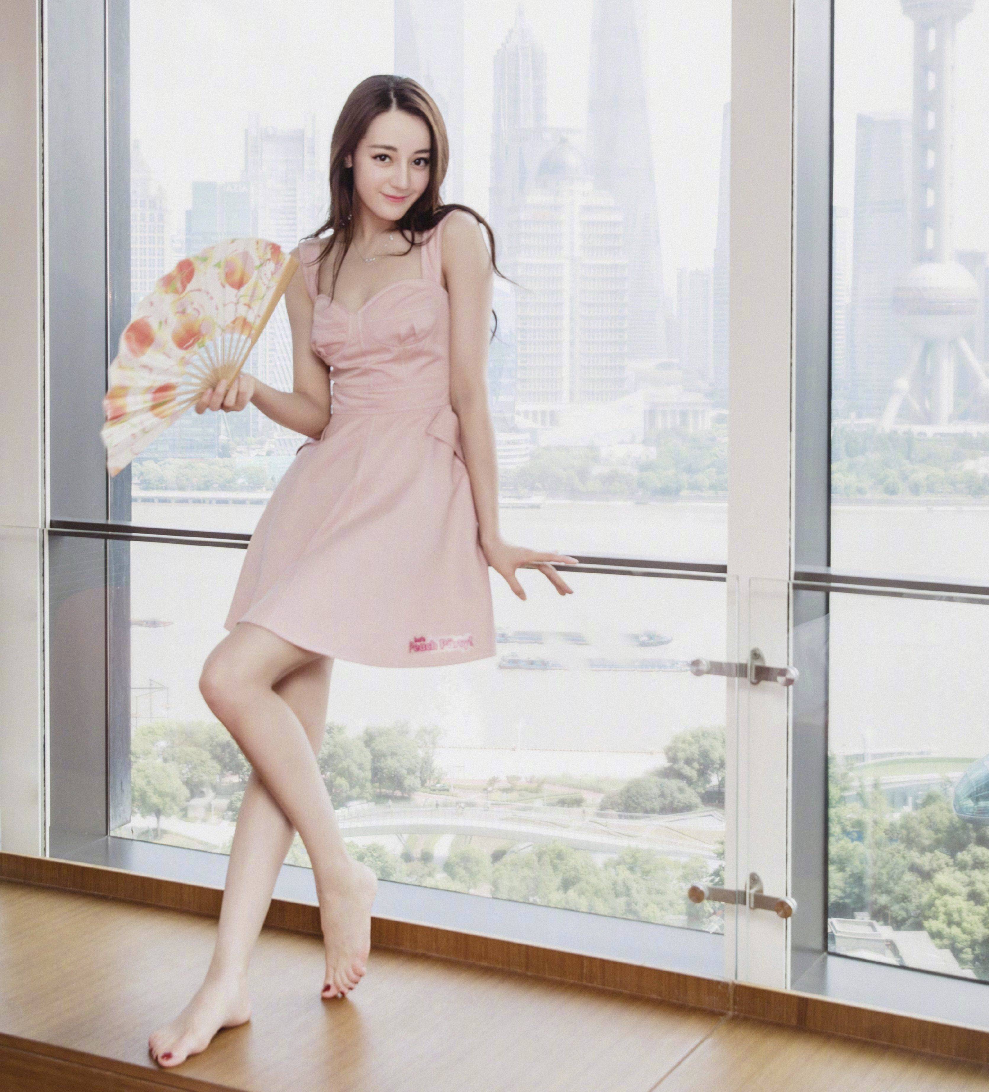 原创迪丽热巴宠粉发自拍,配上神仙滤镜美如天仙,是时尚达人没错了!