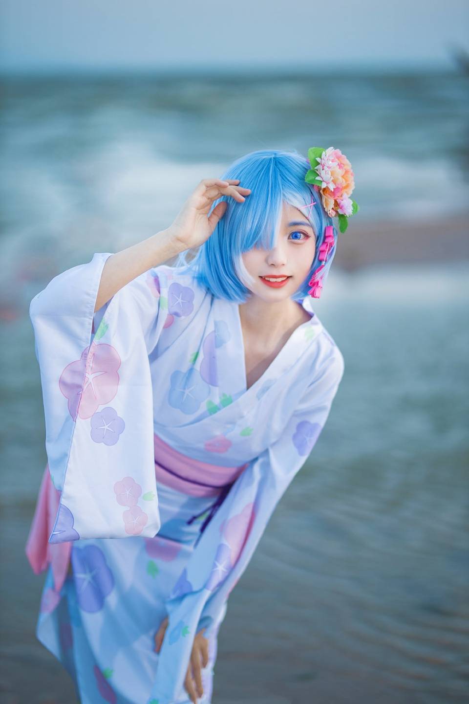 reo蕾姆海边cos,身穿和服眼神无辜,赤着小脚的她邀请你"玩耍"
