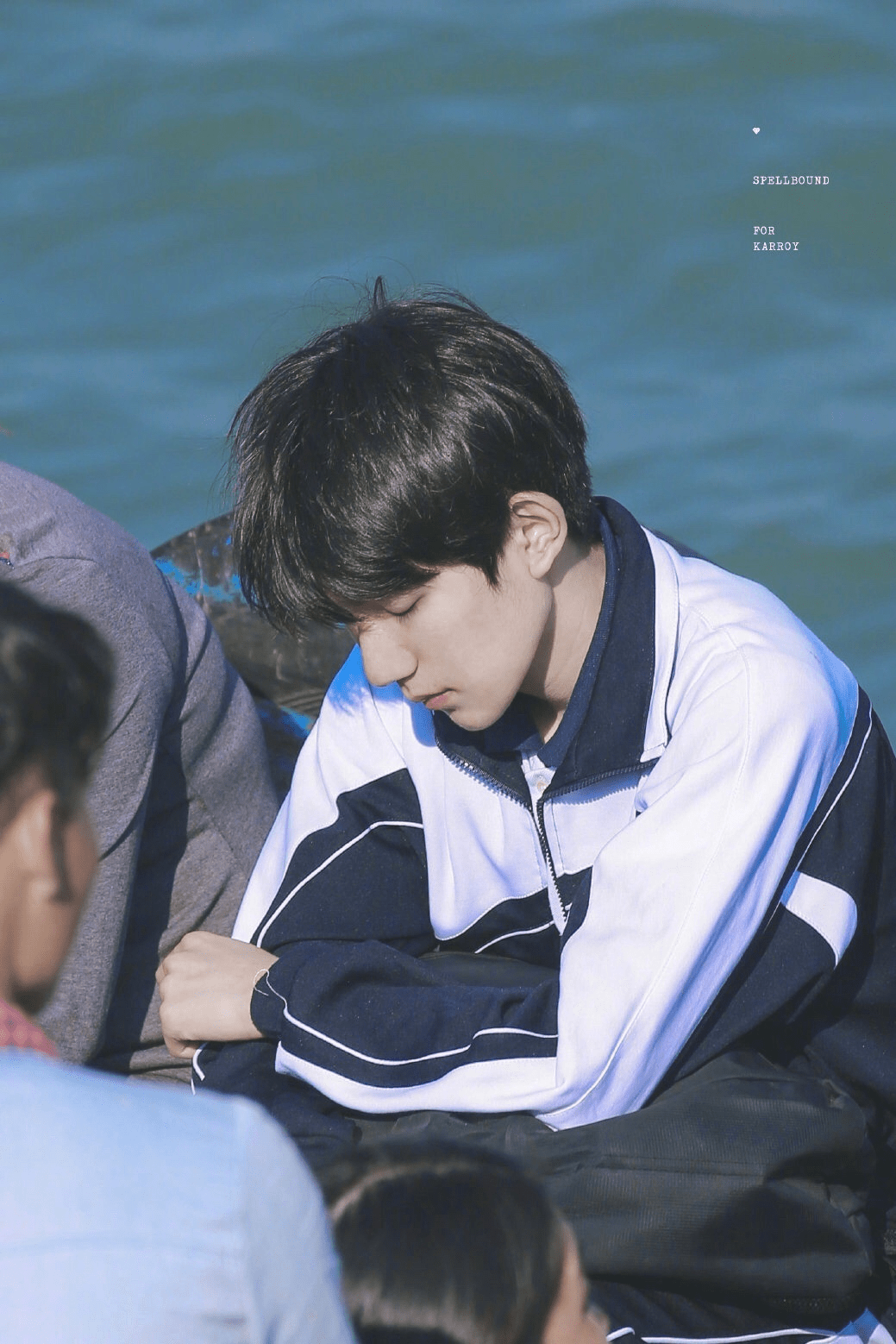 考古王源穿校服合集,想起那句"是心动呀糟糕眼神躲不掉"!