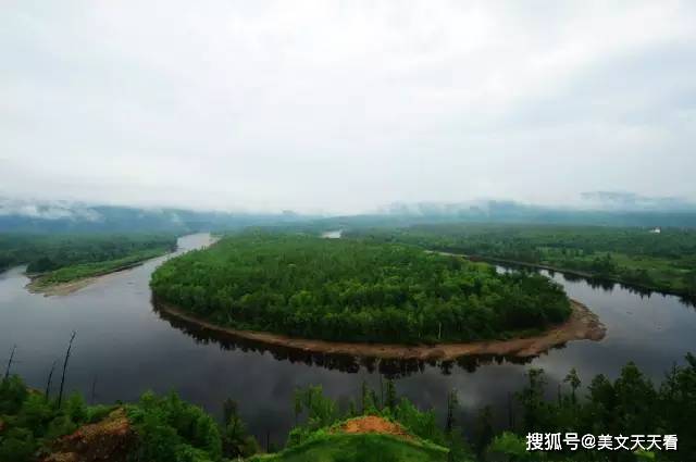 躍起將猛虎踩進泥沼裡,這匹馬踩下的地方形成了一個三面環水的小島,也