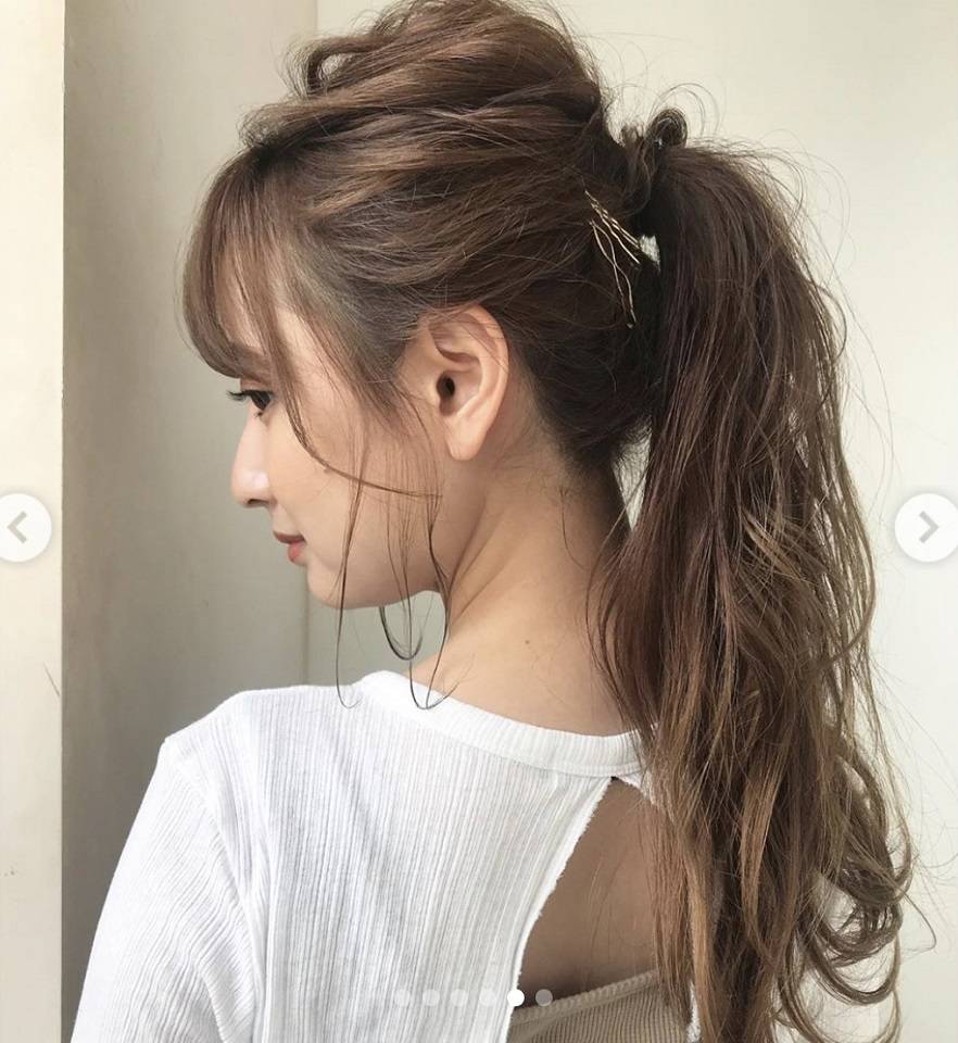 这个绑法可以让你的脸部线条在侧面看起来更加修长,之后只要把马尾