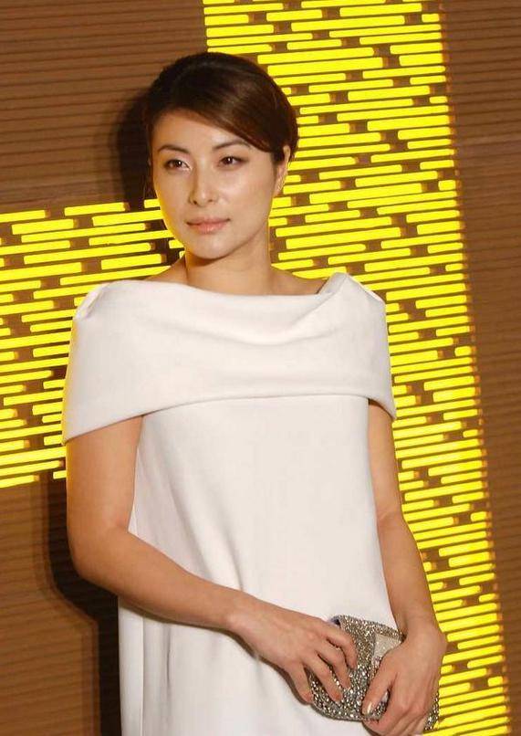 原创郭晶晶的美真被低估了!一袭白色直筒裙,温婉又大气,女神范十足