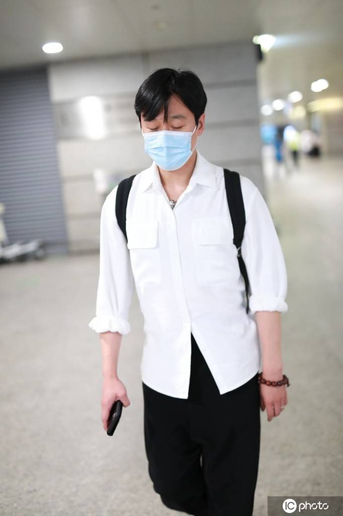 佟大为白衣黑裤穿着休闲 走路姿势随性自然