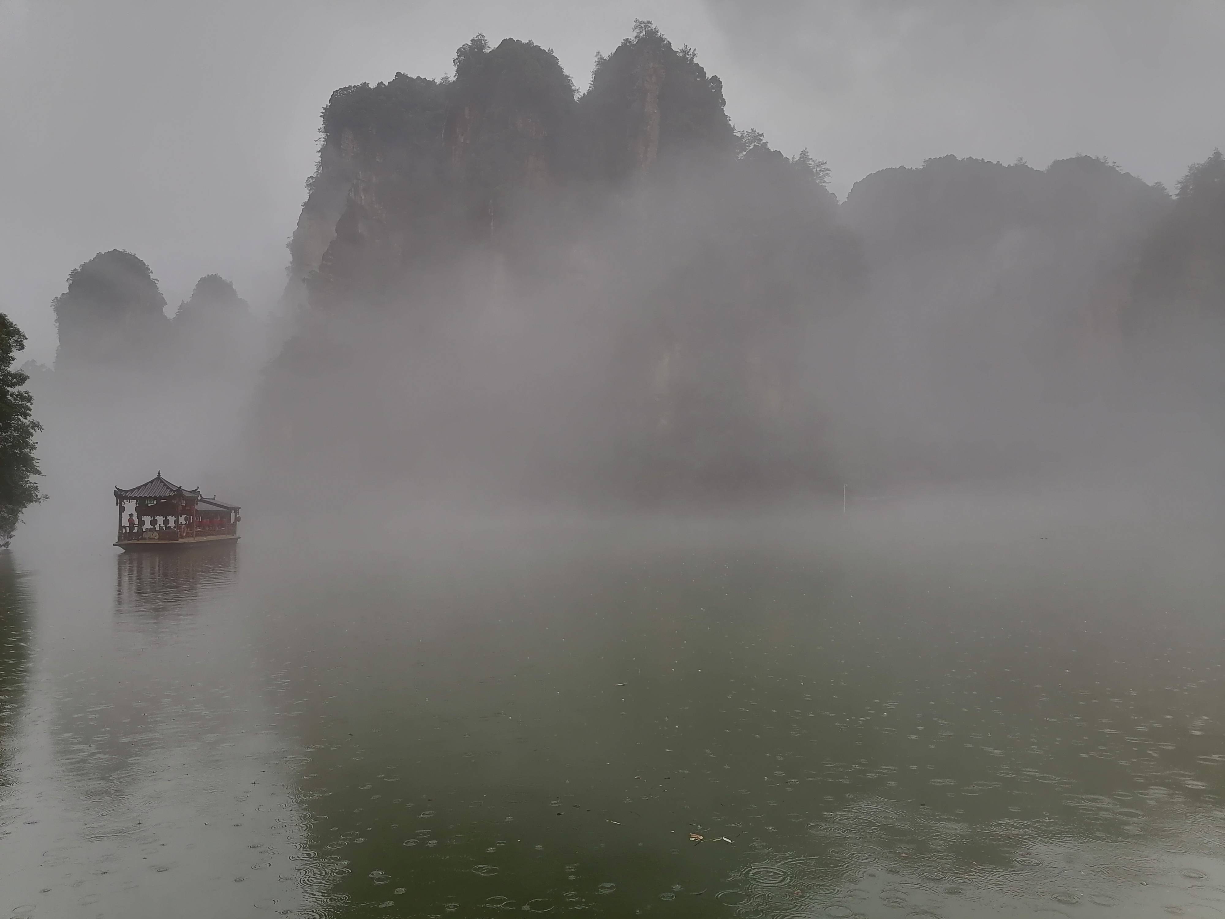 张家界宝峰湖平流雾美景如诗画仙境