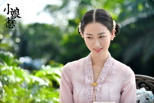 在《小娘惹》里,剧中的女演员有很多盘头造型,这种发型脸小才是王道