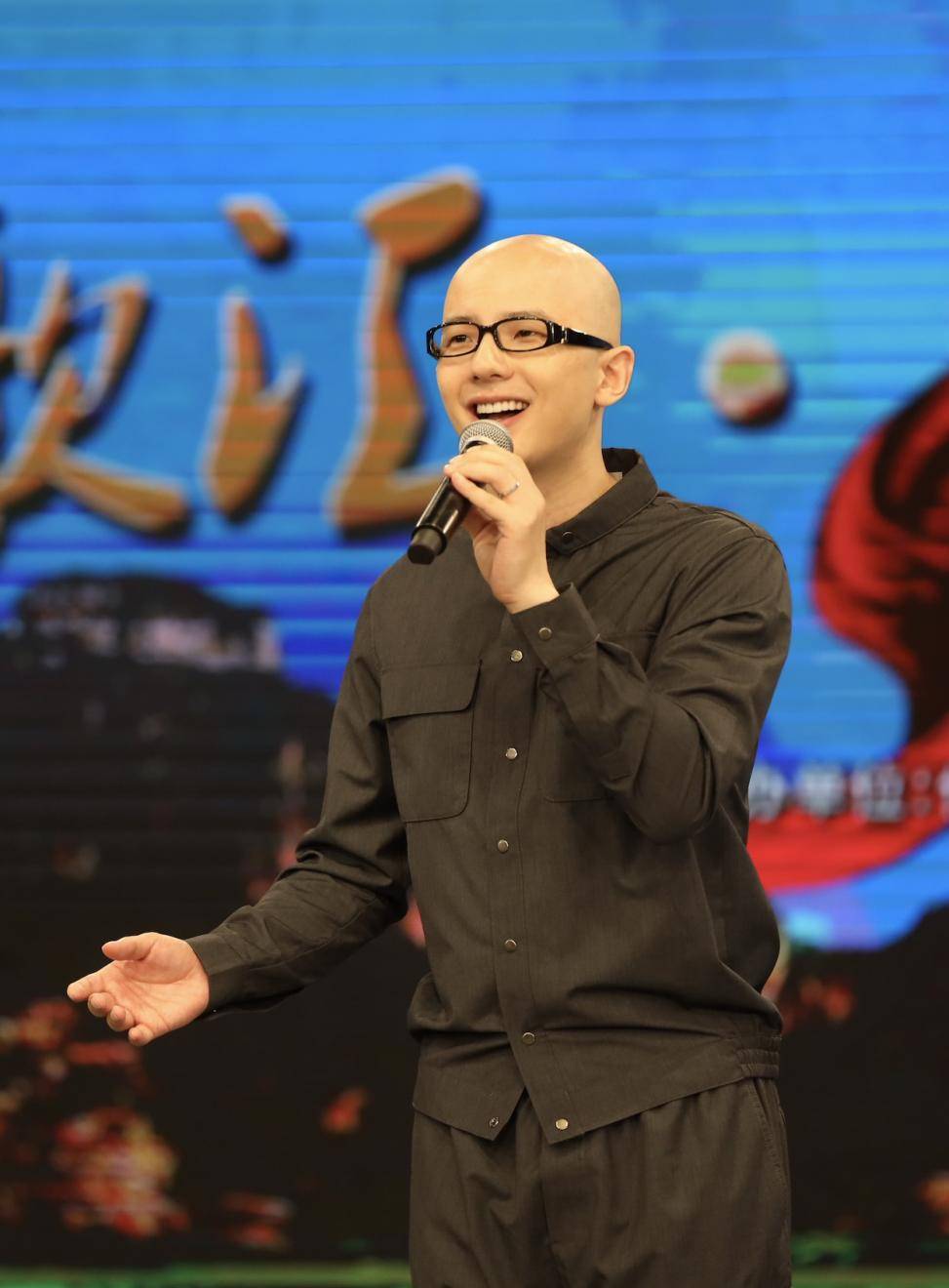 中国实力男歌手平安在大赛新闻发布会现场.