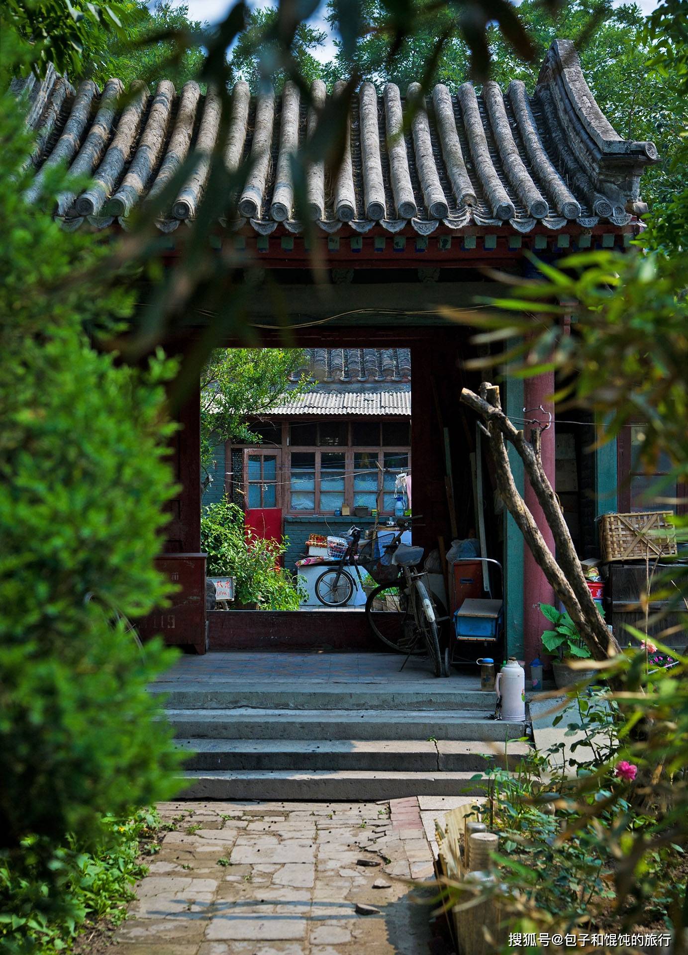 北京东城方家胡同盛夏寻访一座已成大杂院的王府13号院的秘密