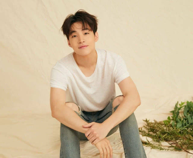 刘宪华出道前旧照,王嘉尔出道前旧照,谁是真正自然帅一目了然!