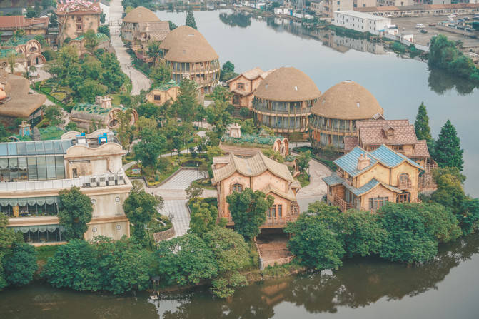 东方山水乐园里有东方山水金沙酒店和金沙别墅酒店两种,各有千秋,如果