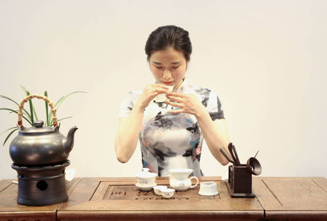 女人喝茶的正确姿势图片