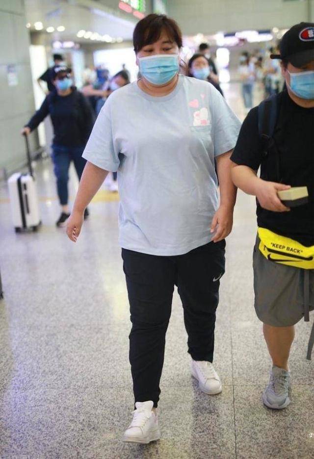 原创贾玲胖到失控穿圆领t恤脖子肉堆积成褶网友却依然好评