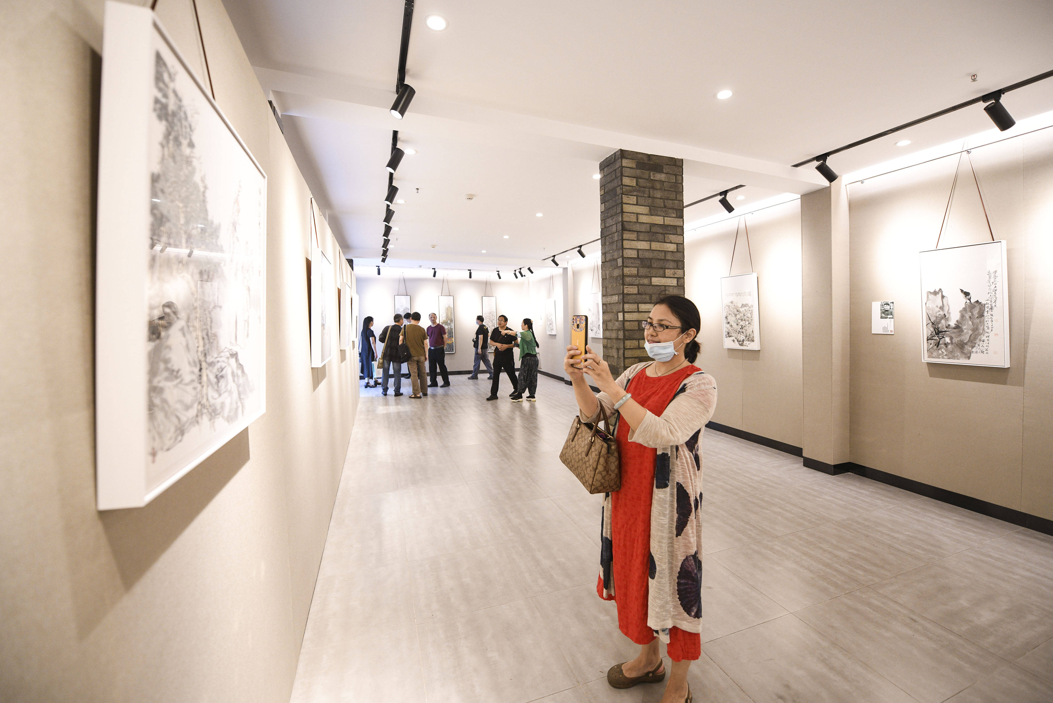 "美好合肥 圆梦小康"为主题的艺术展在城隍庙艺术展览馆开幕