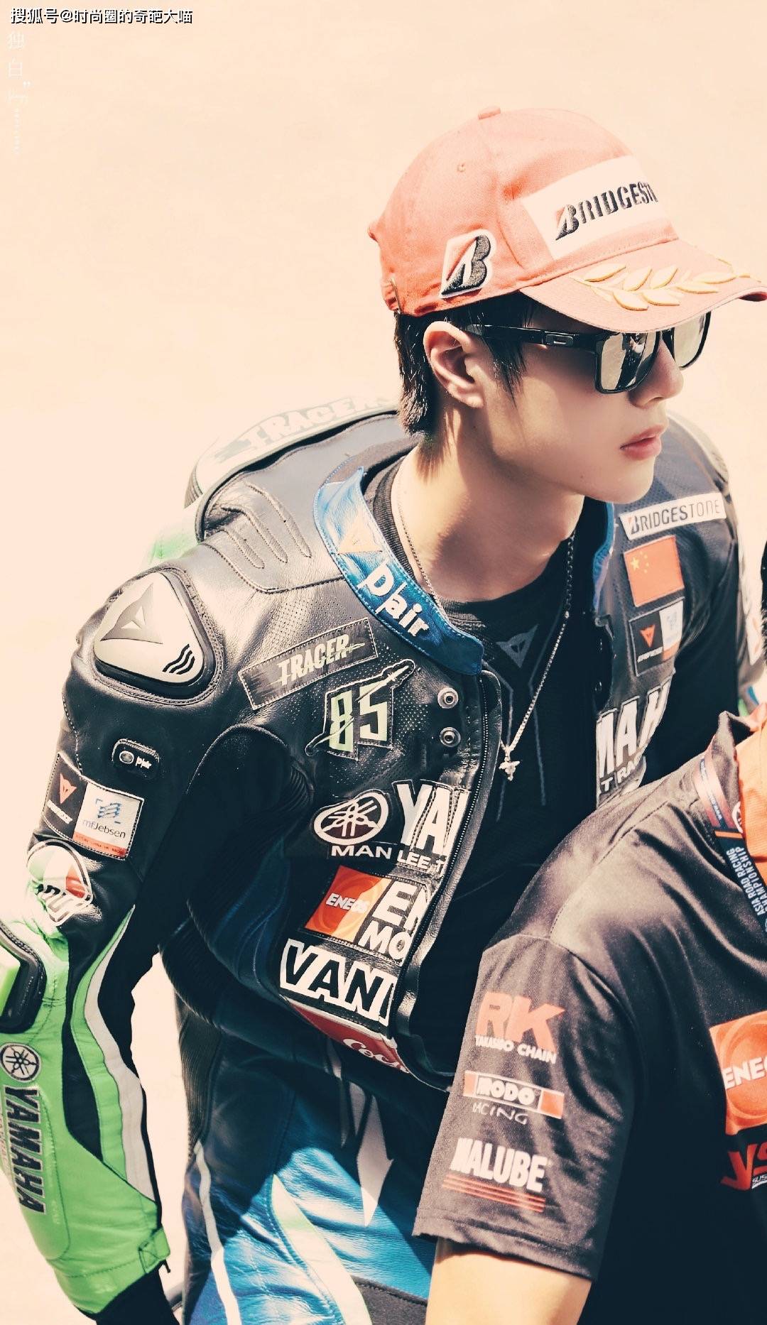 王一博的身材被低估了!冲浪造型展现真实线条,难怪穿啥都这么帅_腹肌