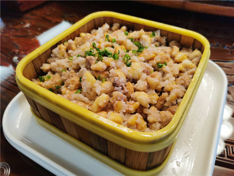 炒鳝丝九味桌盒饭蒸腊味饭蒸腊味:将腊鱼腊肉切片铺在晶莹的大米饭上