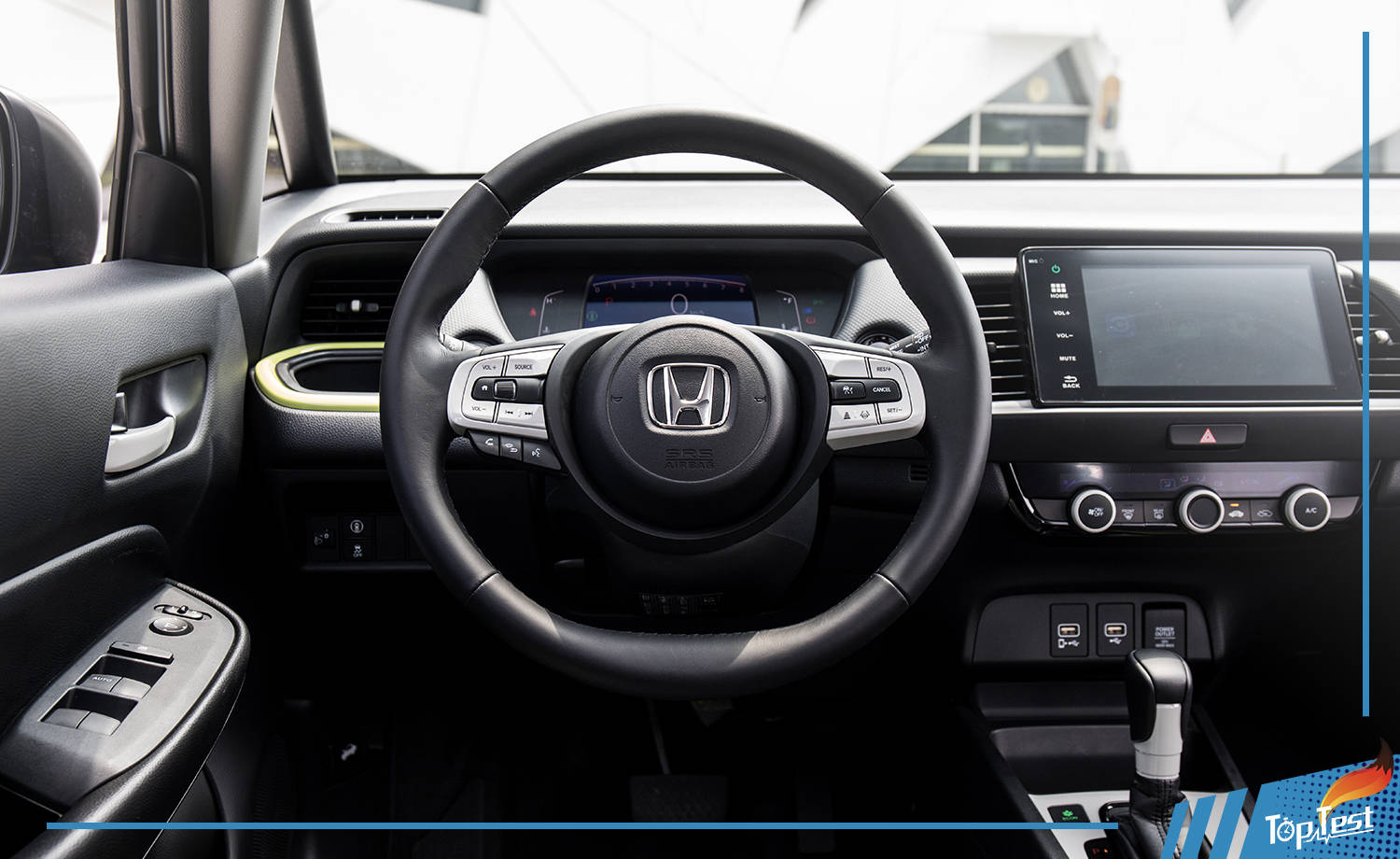 第四代飞度内饰设计简洁,两辐式方向盘更是将简化做到了极致,并且