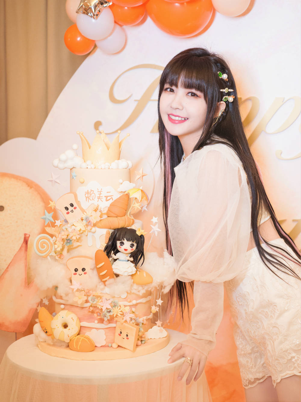 赖美云生日直播大秀才艺 首次公开清唱《女孩与王冠》
