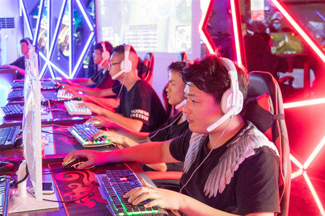 参观电子竞技俱乐部