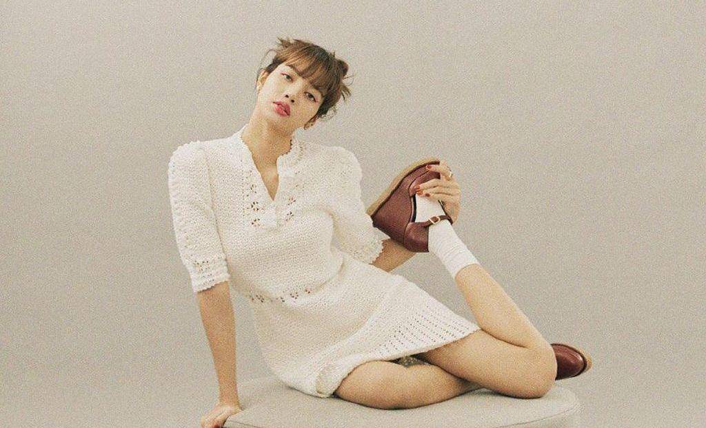 lisa拍杂志好大胆用高难度姿势展现傲人身材普通女孩真学不来