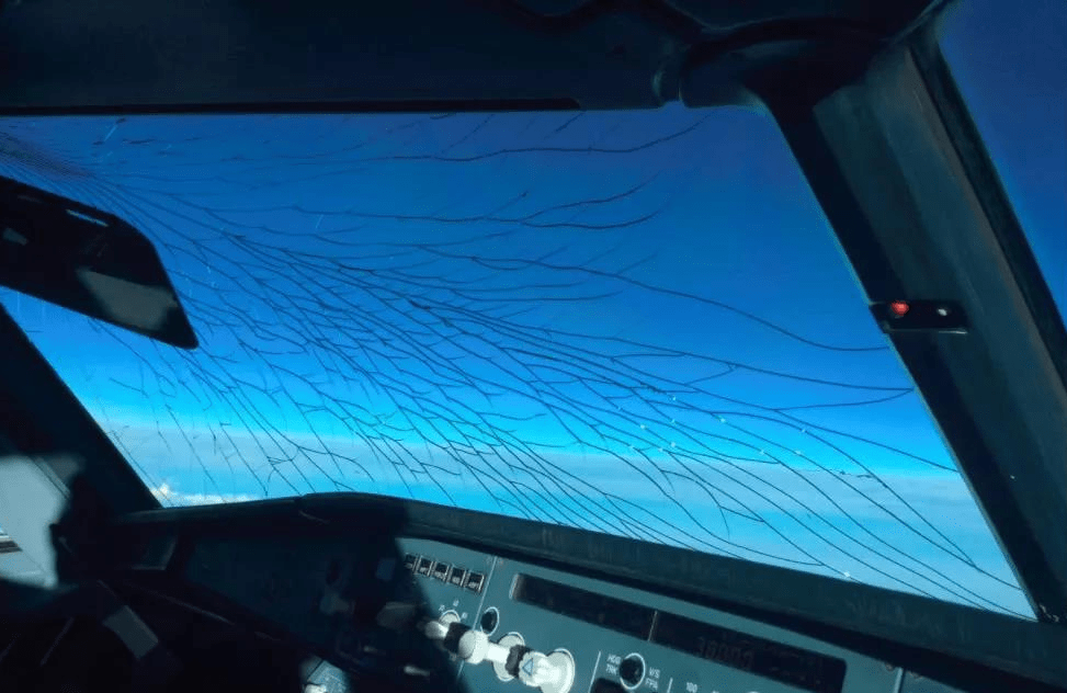 飞机风挡材料不结实,很脆弱,飞行过程中开裂破碎不少发生厂家如何保证