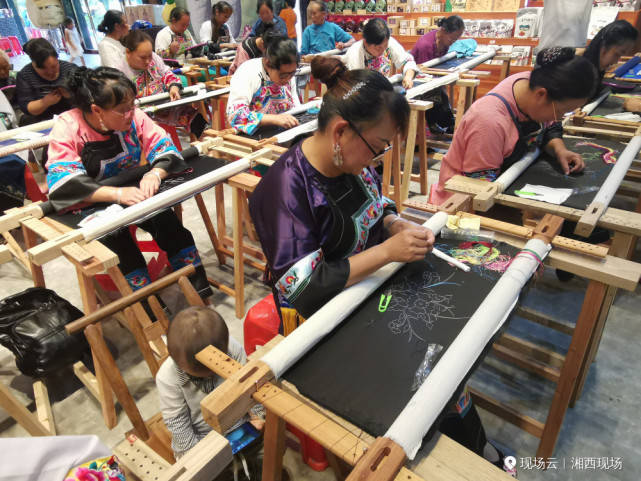 主讲老师之一石玉香介绍,强化学员苗绣非遗文化认识与保护,提升苗绣