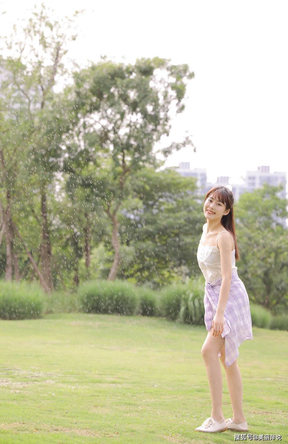 美女写真:女孩身穿白色吊带笑容甜美,十分养眼