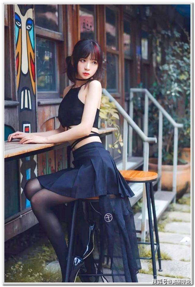 原创美女街拍:天生丽质的小姐姐,浓眉大眼气,美感十足