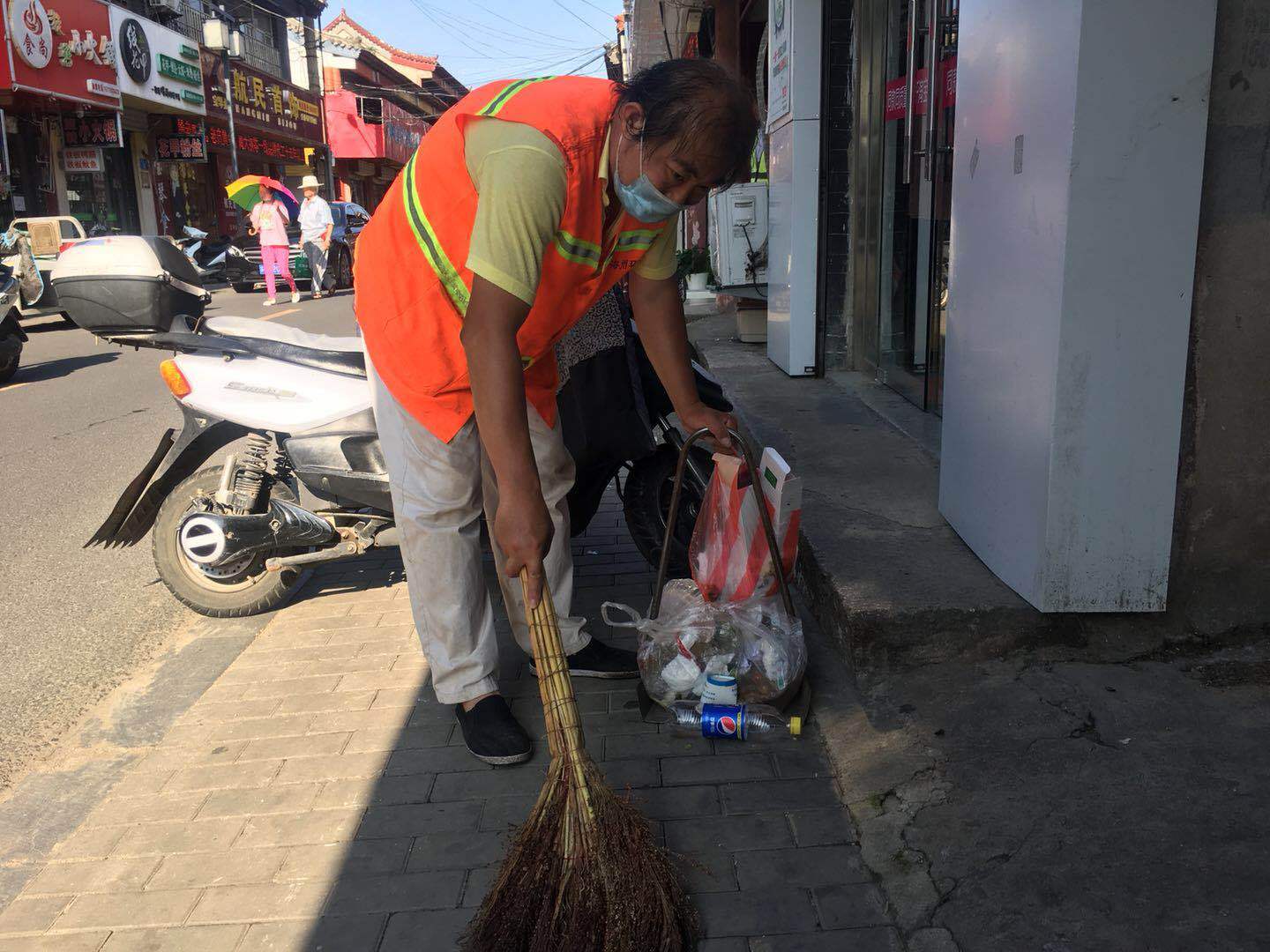 连日来,海州街道各社区环卫工人冒着酷暑作业,确保辖区市容环境卫生