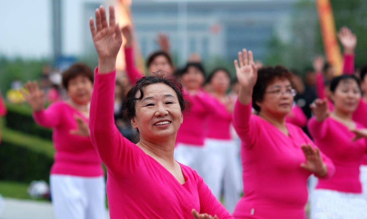 小区内跳广场舞被泼粪水,大妈心里委屈,上班族心里更委屈_老年人