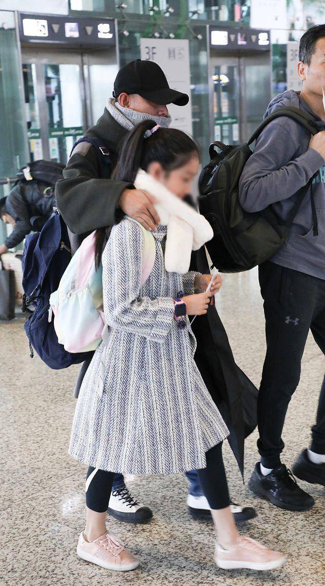 文章离婚后搂着女儿首亮相,11岁爱马光脚穿鞋,甜美时髦不怕冷