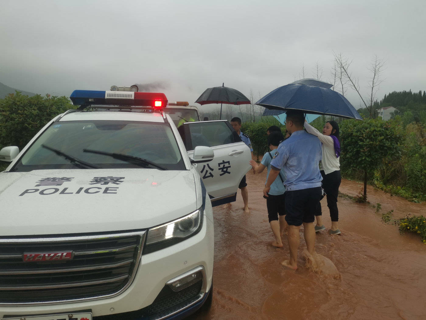 泸溪公安洪水中救助两台被困车辆